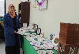 في ورشة الرسم على السيراميك والزجاج.. ليلى صقلت موهبتها