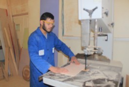 بشقوق يديه صنع أحلامه